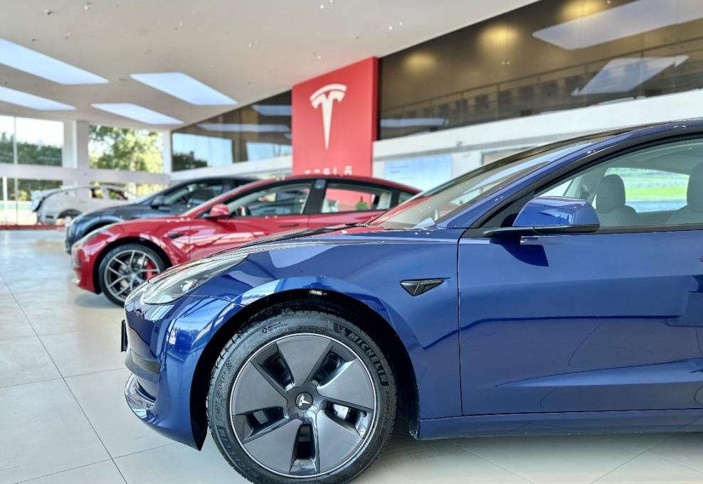 Tesla, Lotus, Model Y, Model 3