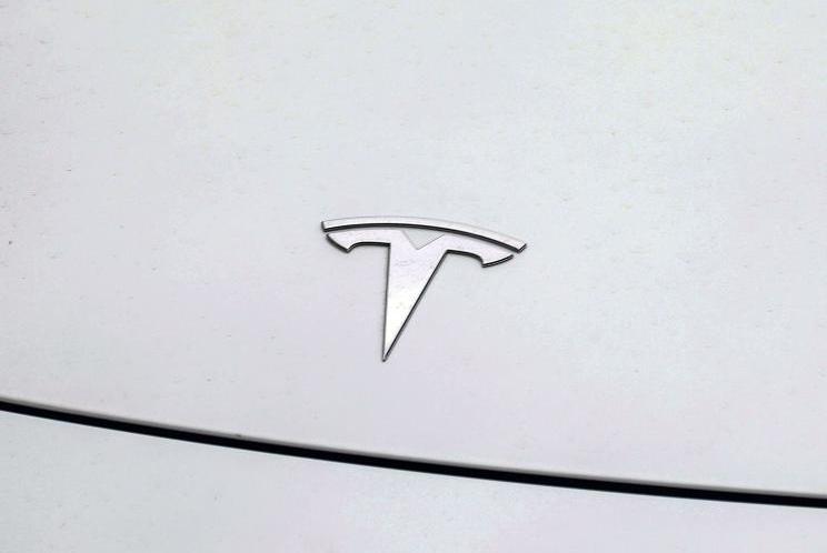 Tucki, Tesla