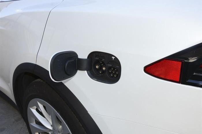 Tesla, Jaguar, Nissan, Mitsubishi, Outlander