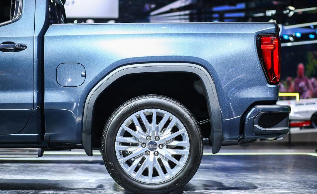 Chevrolet, GMC,Suburban, Corvette, Pioneering