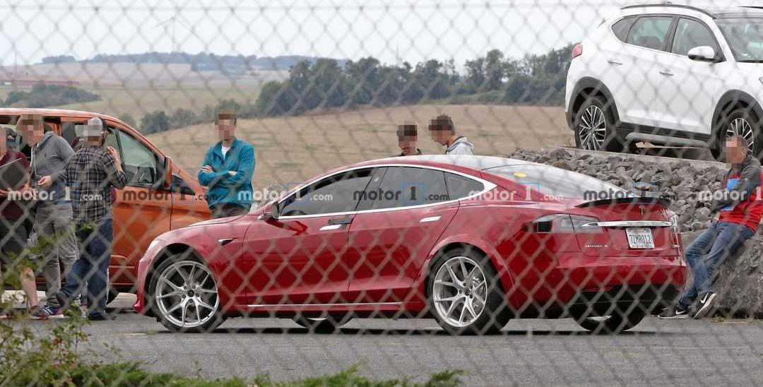 Model S, Porsche, Taycan, Tesla 