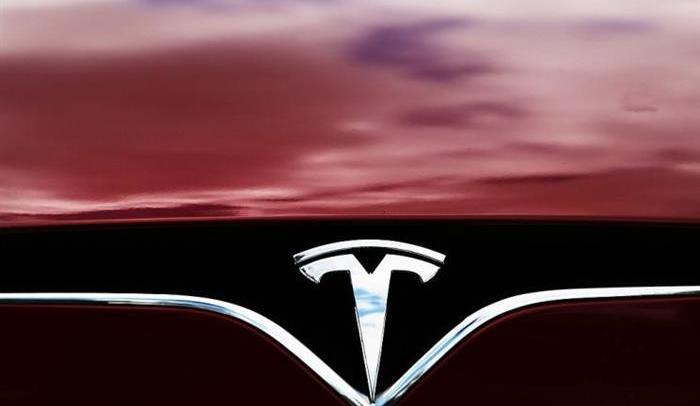 Tesla, Volvo
