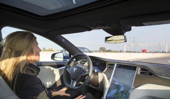 Tesla, Volvo