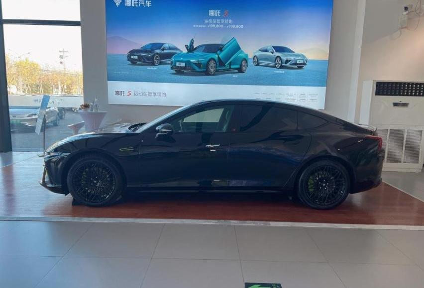 哪吒S,哪吒汽车,比亚迪,海豹,特斯拉