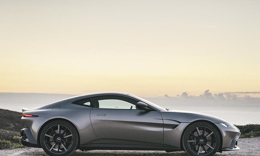 阿斯顿·马丁,V8 Vantage,法拉利