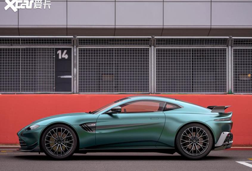 阿斯顿·马丁,阿斯顿·马丁DBX,V8 Vantage,优越,幻影