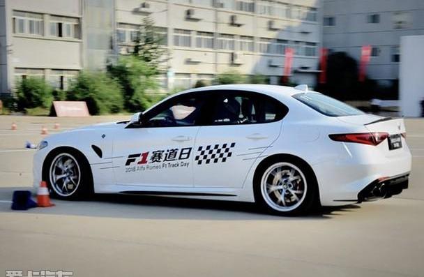 阿尔法·罗密欧,Giulia,汉,法拉利,炮