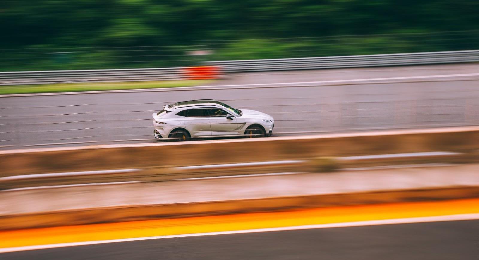 阿斯顿·马丁,阿斯顿·马丁DBX