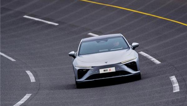 哪吒S,哪吒汽车,保时捷,零跑C01,蔚来