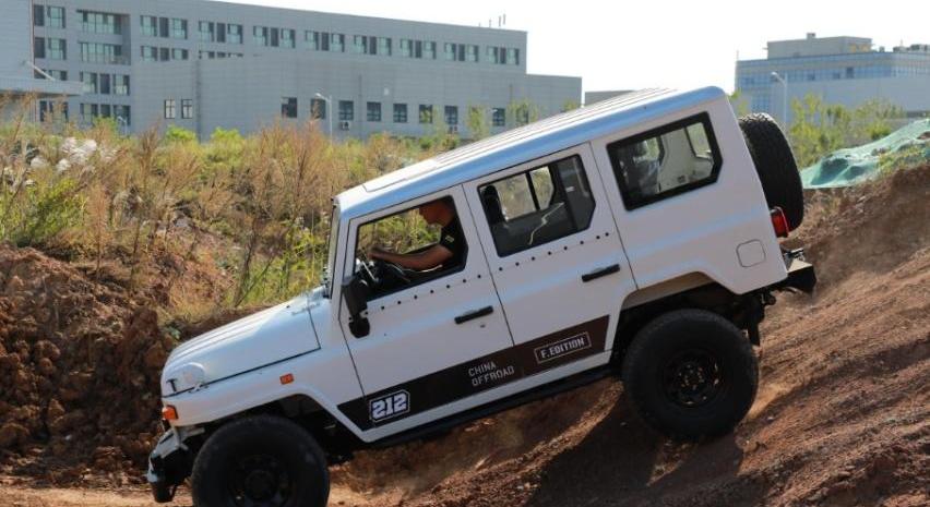 BJ212,坦克,坦克300