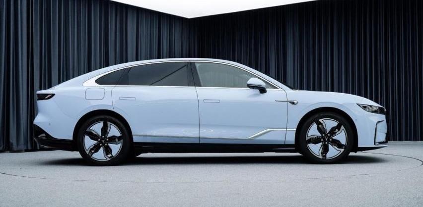 岚图追光,岚图汽车,奥迪A6L,奥迪,奥迪A6